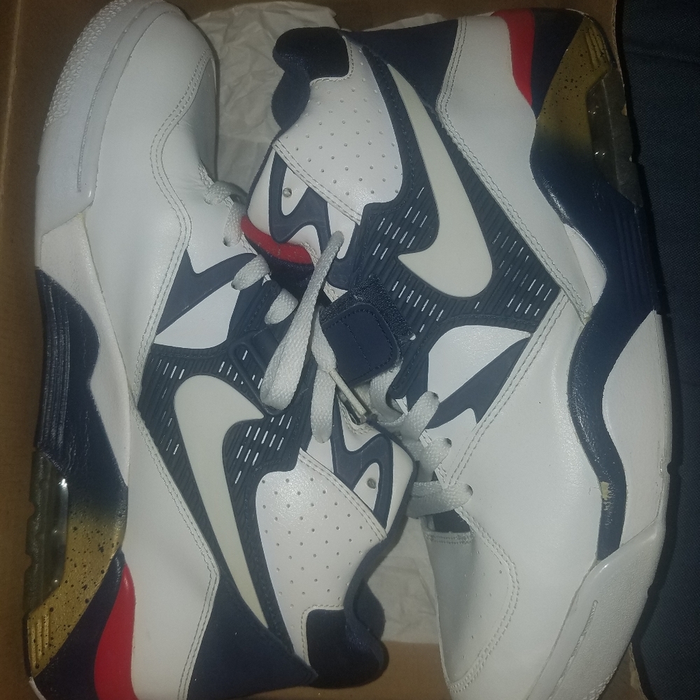 Sneakers.   Nike airforce 180